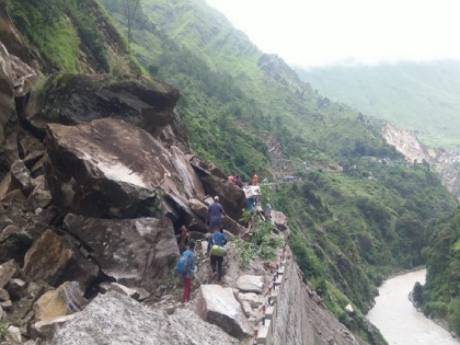 Road closed again due to rain and landslide in Kailash Mansarovar Yatra route | उत्तराखंड: कैलास मानसरोवर यात्रा मार्ग में बारिश और भूस्खलन के कारण सड़क फिर से बंद
