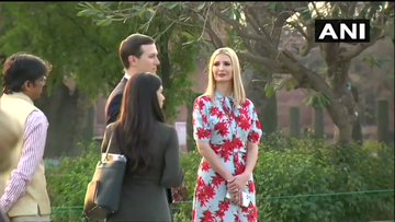 Ivanka trump came to India wearing a year-old dress, know how much is the price | डोनाल्ड ट्रम्प की बेटी इवांका सालभर पुरानी ड्रेस पहनकर आईं भारत, जानें कितनी है कीमत