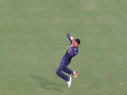 Shreyas Iyer Takes A Stunning Running Catch At The Boundary watch video here | Ind vs Aus 2nd T20: श्रेयस अय्यर ने हवा में छलांग लगाकर पकड़ा गजब का कैच, वीडियो वायरल
