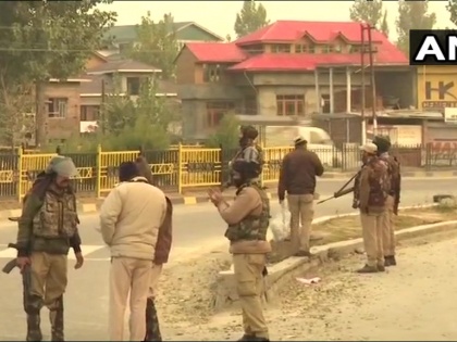 JammuAndKashmir Soothu Nowgam fire started between terrorists & security forces | जम्मू-कश्मीरः श्रीनगर मुठभेड़ में मारे गए दो आतंकी, इंटरनेट सेवाएं निलंबित 