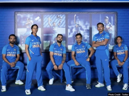 MS Dhoni, Virat Kohli, Harmanpreet Kaur unveil Team India's new ODI jersey ahead of World Cup 2019 - Watch | टीम इंडिया की नई जर्सी लॉन्च, जानिए हुए हैं क्या बदलाव