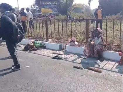 Jabalpur High-speed car wreaks havoc, crushes 13 construction workers, 2 dead and 11 injured 24 labourers were eating food on the road after work | सड़क पर 24 मजदूर काम करने के बाद खाना खा रहे थे?, तेज रफ्तार कार कहर, निर्माण कार्य में लगे 13 को कुचला, 2 की मौत और 11 घायल Jabalpur High-speed car wreaks havoc, crushes 13 construction workers, 2 dead and 11 injured 24 labourers were eating food on the road after work | सड़क पर 24 मजदूर काम करने के बाद खाना खा रहे थे?, तेज रफ्तार कार कहर, निर्माण कार्य में लगे 13 को कुचला, 2 की मौत और 11 घायल