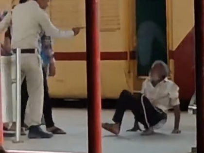police constable brutally kicks elderly man, hangs him upside down Madhya Pradesh railway station see Video | जबलपुर रेलवे स्टेशन पर पुलिस कांस्टेबल ने बुजुर्ग को जूते से मारा, प्लेटफॉर्म के किनारे से लटकाया, वीडियो वायरल 