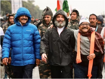 'Raincoat not jacket' Congress on Rahul Gandhi amid Bharat Jodo Watch | Bharat Jodo Yatra: जम्मू में राहुल गांधी ने जैकेट नहीं, पहना था रेनकोट, बारिश रुकते ही उतार दिया, कांग्रेस ने किया स्पष्ट