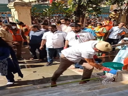 Jackie Shroff cleaned Mumbai's oldest Ram temple mopped the stairs Fans happy after watching the video | जैकी श्रॉफ ने मुंबई के सबसे पुराने राम मंदिर में की सफाई, सीढ़ियों पर लगाया पोछा; वीडियो देख फैन्स खुश