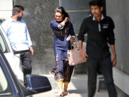 जैकलीन फर्नांडिस ने जुल्फों को सुलझाते हुए यूं चलाया अपने हुस्न का जादू, देखें Pics