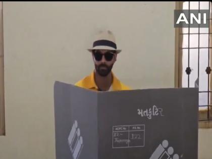 VIDEO: Amidst IPL, Jadeja reached Jamnagar with his wife Rivaba in round cap, black glasses and yellow T-shirt to cast his vote | VIDEO: आईपीएल के बीच गोल टोपी, काला चश्मा और येलो टी-शर्ट जडेजा अपनी पत्नी रीवाबा संग वोट डालने जामनगर पहुंचे