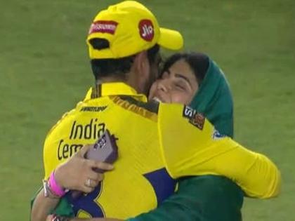 ipl 2023 csk thrilling victory over gt ravindra jadeja hugged MLA wife Rivaba Video | वीडियोः रोमांचक जीत के बाद विधायक पत्नी ने CSK के 'नायक' को कुछ इस अंदाज में लगाया गले, दोनों हुए भावुक, रिवाबा के छलके आँसू