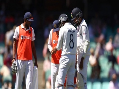 India vs Australia 2021 Ravindra Jadeja Suffers Injury Blow by Mitchell Starc Bouncer in Sydney | IND vs AUS, 3rd Test: भारतीय टीम को बड़ा झटका, ऋषभ पंत के बाद अब रविंद्र जडेजा भी चोटिल होकर पहुंचे अस्पताल