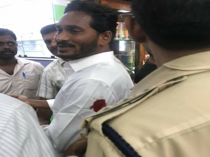 Jagan Mohan Reddy attacked at Visakhapatnam airport and man detained | विशाखापट्टनम एयरपोर्ट पर जगन मोहन रेड्डी के ऊपर चाकू से हमला, बाल-बाल बचे