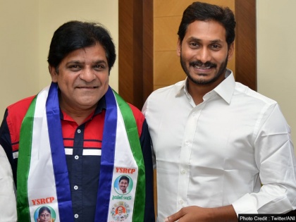 Telugu actor and comedian Ali joins YSRCP in the presence of party president YS Jaganmohan Reddy | तेलुगु एक्टर अली ने थामा वाईएसआरसीपी का दामन, लोकसभा चुनाव से पहले जगनमोहन रेड्डी का बड़ा दांव