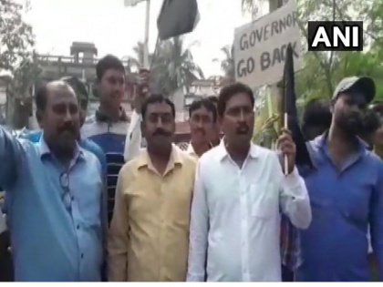 West Bengal: Governor Jagdeep Dhankhar shown black flags by TMC workers in Murshidabad | पश्चिम बंगालः TMC कार्यकर्ताओं ने राज्यपाल को दिखाए काले झंडे, ममता और जगदीप धनखड़ के बीच चल रहा वाकयुद्ध 