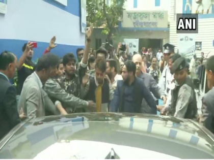 Calcutta University Students oppose Jagdeep Dhankhar, they says 'Governor go back' | कलकत्ता यूनिवर्सिटी में छात्रों ने जगदीप धनखड़ की कार को घेरा, 'राज्यपाल वापस जाओ' के लगाए नारे 
