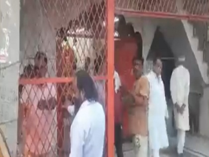 Delhi Jahangirpuri video when people started removing encroachments themselves near the temple | दिल्ली के जहांगीरपुरी में बुलडोजर पर बवाल के बीच जब मंदिर के पास खुद अतिक्रमण हटाने लगे लोग, देखें वीडियो