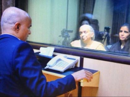 kulbhushan jadhav mother wife clothes meeting pakistan | मुलाकात से पहले क्यों बदलवाए गए जाधव की पत्नी-मां के कपड़े? kulbhushan jadhav mother wife clothes meeting pakistan | मुलाकात से पहले क्यों बदलवाए गए जाधव की पत्नी-मां के कपड़े?