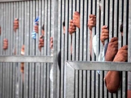 10 inmates of Agra Central Jail have been found corona positive, who were in his close contact with positive inmate | आगरा सेंट्रल जेल के 10 कैदियों का कोरोना टेस्ट आया पॉजिटिव, अब बैरक के 100 कैदियों की भी होगी जांच