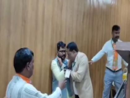 BJP leaders clash during meeting in Jaipur, grab collars VIDEO | VIDEO: जयपुर में बैठक के दौरान भाजपा नेताओं में हाथापाई, कॉलर पकड़कर गुत्थमगुत्था