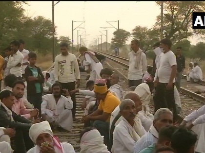 Gurjar aandolan Rajasthan agitation railway tracks women involved arrangement food from villages | Gurjar aandolan: गुर्जर आंदोलन का तीसरा दिन, रेल पटरियों पर डाला डेरा, महिलाएं शामिल, गांवों से भोजन की व्यवस्था