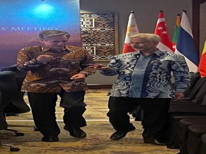 Jaishankar Blinken seen fancy shirts internet users compared them Hollywood actors ASEAN Forum Jakarta | ASEAN Regional Forum Jakarta: फैंसी शर्ट्स में दिखे जयशंकर और ब्लिंकन, यूजर्स ने हॉलीवुड एक्टर्स से की बराबरी