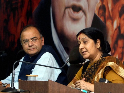 Arun Jaitley and Sushma Swaraj will not join the Narendra Modi government | मोदी की सख्ती से सांसदों का मुंह बंद, जेटली-सुषमा के नई सरकार में शामिल होने पर संशय