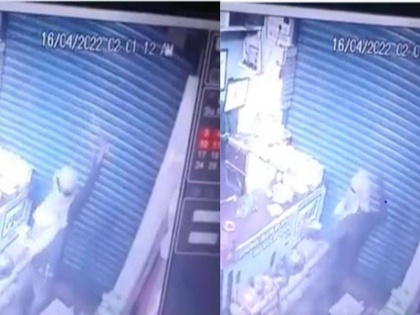 after theft thief dance in front of cctv camera video goes viral in uttar pradesh police chandauli | चोरी के बाद खुश होकर चोर ने कुछ यूं किया कैमरे के सामने डांस, मामला हुआ सीसीटीवी कैमरे में कैद, देखें वायरल वीडियो
