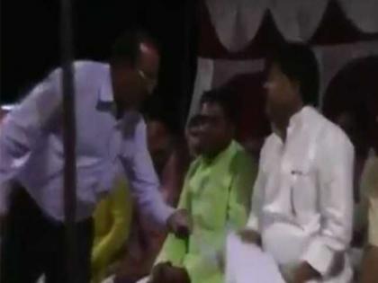 UP Minister Jai Kumar Singh Jaiki scolds Block Development Officer in Jalaun | योगी सरकार के मंत्री पब्लिक के बीच BDO-ADO पर बरसे, किया अपशब्दों का प्रयोग