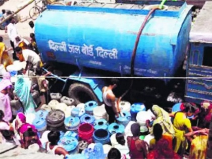 Delhi Jal Board tanker hits people in the Khan Sabji Mandi area in Badarpur watch video | बदरपुर के खान सब्जी मंडी में लोग खरीद रहे थे सब्जी, बेलगाम दिल्ली जल बोर्ड के टैंकर ने रौंदा, देखें वीडियो