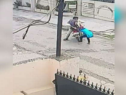 Punjab Jalandhar video of 15 Year Old teen pulls mobile snatcher off bike | जालंधर की 15 साल की लड़की ने दिखाई गजब की बहादुरी, लुटेरों से अकेले भिड़ गई, देखिए वीडियो