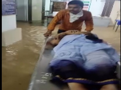 Maharashtra: Rain water enters Emergency ward of Corona Hospital, 8 patients evacuated safely | महाराष्ट्र: कोरोना अस्पताल के इमरजेंसी वार्ड में घुसा बारिश का पानी, 8 मरीजों को सुरक्षित निकाला गया