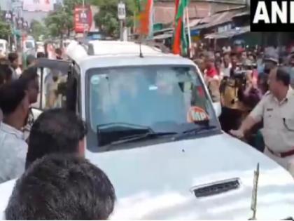 bengal bandh West Bengal BJP MP Jayanta Kumar Roy car was allegedly gheraoed by TMC workers in Siliguri today stone was also pelted at the car | Bengal Bandh Live Updates: टीएमसी कार्यकर्ताओं ने रोकी बीजेपी सांसद की कार, सिलीगुड़ी में किया घेराव; पत्थरों से किया हमला bengal bandh West Bengal BJP MP Jayanta Kumar Roy car was allegedly gheraoed by TMC workers in Siliguri today stone was also pelted at the car | Bengal Bandh Live Updates: टीएमसी कार्यकर्ताओं ने रोकी बीजेपी सांसद की कार, सिलीगुड़ी में किया घेराव; पत्थरों से किया हमला