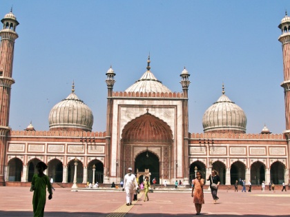 Ayodhya case: Security intensified in Jama Masjid and Old Delhi, prohibitory orders continue | अयोध्या मामलाः पुरानी दिल्ली में सुरक्षा कड़ी, वज्र वैन और पुलिसकर्मियों की दो बसें मस्जिद के बाहर खड़ी