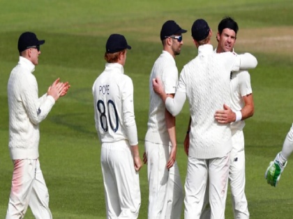 ENG vs WI, 1st Test: James Anderson forgets social distancing guidelines during Roston Chase wicket celebration | ENG vs WI: जेम्स एंडरसन विकेट का जश्न मनाते हुए भूले सोशल डिस्टेंसिंग का नियम, साथी खिलाड़ी को लगा लिया गले