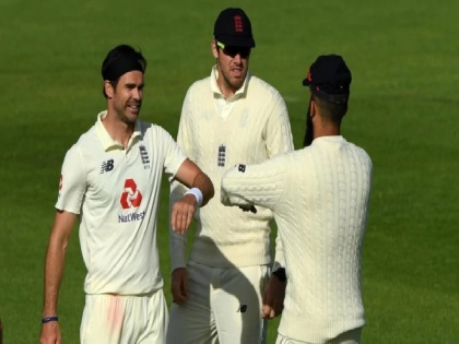 Corona Effect: James Anderson uses hand sanitiser during England warm-up game | Video: जेम्स एंडरसन ने साथी खिलाड़ियों को छुए बिना मनाया विकेट का जश्न, करते रहे सैनिटाइजर का प्रयोग, इंग्लैंड के वॉर्म-अप में दिखा कोरोना का असर