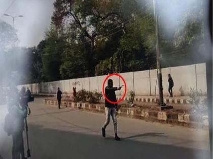CAA protest: A man brandishes gun in Jamia area of Delhi, culprit has been detained by police | CAA विरोधः जामिया इलाके में फायरिंग करने वाले युवक का नाम गोपाल, DCP ने कहा- घायल छात्र खतरे से बाहर