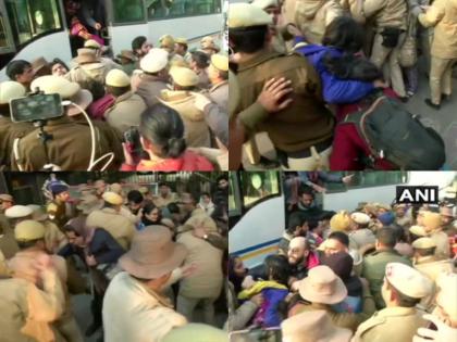 Delhi: Protesters detained by Police sitting outside Police Headquarters against firing in Jamia area | जामिया में हुई फायरिंग को लेकर पुलिस मुख्यालय के बाहर प्रोटेस्ट कर रहे छात्रों को जबरन हटाया, जानें पूरा मामला Delhi: Protesters detained by Police sitting outside Police Headquarters against firing in Jamia area | जामिया में हुई फायरिंग को लेकर पुलिस मुख्यालय के बाहर प्रोटेस्ट कर रहे छात्रों को जबरन हटाया, जानें पूरा मामला