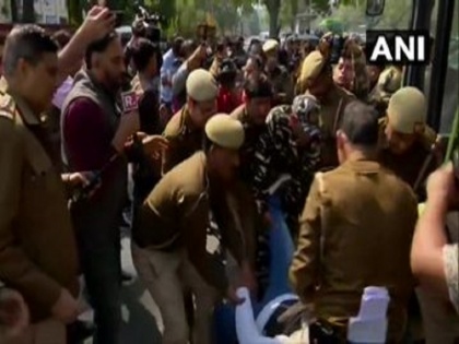 Delhi: Jamia Coordination Committee protests for release of Dr Kafeel Khan, protesters detained | दिल्ली: डॉक्टर कफील की रिहाई के लिए जामिया समन्वय समिति ने किया प्रदर्शन, हिरासत में लिए गए प्रदर्शनकारी