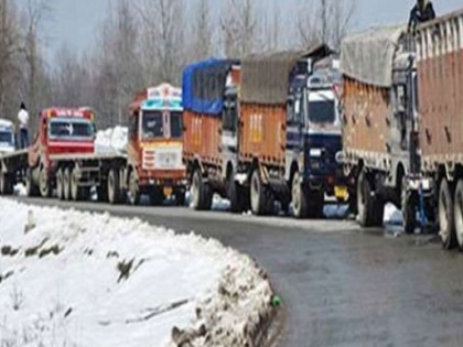 Kashmir: Heavy landslide highways, cleanliness drive continue | कश्मीर: भारी भूस्खलन के हाइवे बंद, सफाई अभियान जारी
