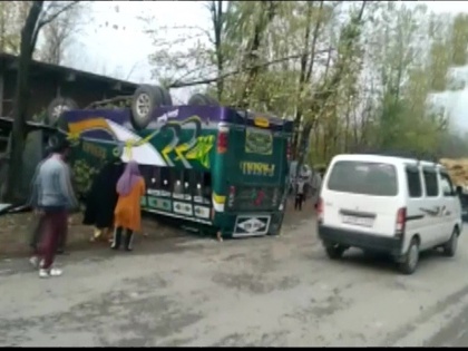 Bus accident in Jammu and Kashmir's Kupwara 20 injured in accident screaming | जम्मू-कश्मीर के कुपवाड़ा में बस दुर्घटना, हादसे में 20 घायल, मची चीख-पुकार