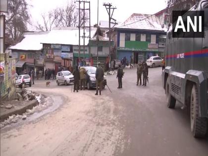 Encounter breaks out between terrorists and security forces near district court complex in Vadgam Jammu kashmir | जम्मू-कश्मीरः वडगाम में जिला अदालत परिसर के पास आतंकवादियों और सुरक्षा बलों के बीच मुठभेड़ में लश्कर के 2 आतंकी ढेर