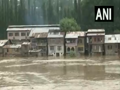 Jammu and Kashmir: Situation worsens in Srinagar due to incessant rains, Jhelum river at danger mark, landslide | जम्मू-कश्मीर: लगातार बारिश से श्रीनगर में बिगड़े हालात, खतरे के निशान से ऊपर पहुंची झेलम नदी, बाढ़ की चेतावनी