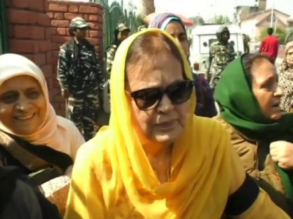 Farooq Abdullah's sister, daughter among women detained in Srinagar during protest over scrapping Article 370 | जम्मू-कश्मीर: फारूक अब्दुल्ला की बहन और बेटी हिरासत में, आर्टिकल-370 हटाये जाने पर कर रहे थे प्रदर्शन