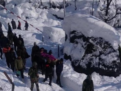 12 dead, including six soldiers killed in avalanches in Jammu and Kashmir | जम्मू-कश्मीर में हिमस्खलनों में छह सैनिकों समेत 12 लोगों की मौत, 5 सैनिक फंसे