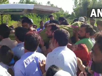 BJP neta Javeed Ahmad Dar shot dead by terrorists Kulgam Jammu & Kashmir | कुलगाम में आतंकवादियों ने घर के बाहर गोली मारकर भाजपा नेता की हत्या की, फायरिंग में दो नागरिक घायल