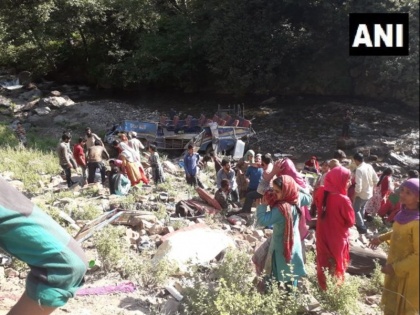 Jammu & Kashmir: matador vehicle coming from Keshwan to Kishtwar fell into a gorge many people injured | जम्मू कश्मीर में बड़ा हादसा, खाई में बस गिरने से 24 लोगों की मौत, कई घायल