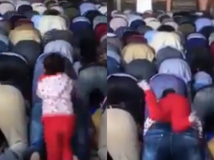 jammu kashmir: little girl climbs on father soldiers during praying in mosque viral video | कश्मीर में नमाज के वक्त जब ये छोटी बच्ची अपने पिता की पीठ पर चढ़ गई! वीडियो देख छूट जाएगी आपकी भी हंसी
