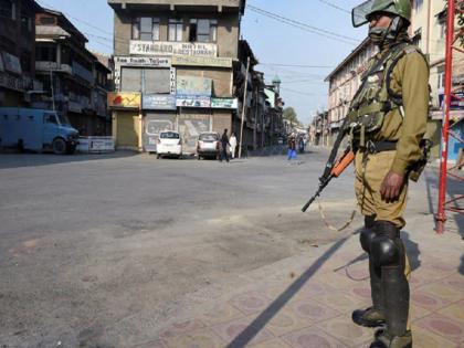 Jammu Kashmir: Lockdown in many districts, curfew like restrictions, shops closed, trains cancelled | जम्मू-कश्मीर: कई जिलों में लॉक डाउन, कर्फ्यू जैसी पाबंदियां, दुकानें बंद, ट्रेनें निरस्त, यातायात पर रोक, लोगों को घरों में रहने को कहा