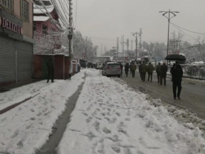 Srinagar-Jammu National Highway closed due to heavy snowfall in Kashmir, rail service stopped | कश्मीर में भारी बर्फबारी से श्रीनगर-जम्मू राष्ट्रीय राजमार्ग बंद, रेल सेवा रोकी गई, उड़ाने भी प्रभावित