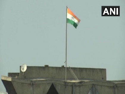 Jammu Kashmir State flag removed from Civil Secretariat building in Sri Nagar | जम्मू-कश्मीर: श्रीनगर में सचिवालय की इमारत से उतरा राज्य का झंडा, लहराया गया केवल तिरंगा