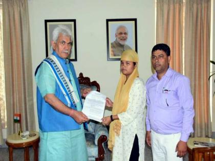 jammu kashmir woman get govt jobs when husband killed by terrorist | गम के बाद दीपू के घर लौटी दोहरी खुशी! आतंकियों द्वारा पति की हत्या के बाद पत्नी को मिली सरकारी नौकरी