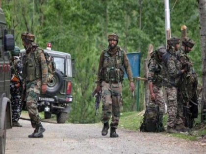 Kashmir Police claims to have caught the killer of CRPF jawan | कश्मीर पुलिस ने सीआरपीएफ जवान के हत्यारे आतंकी को पकड़े का दावा किया, हथियार भी बरामद